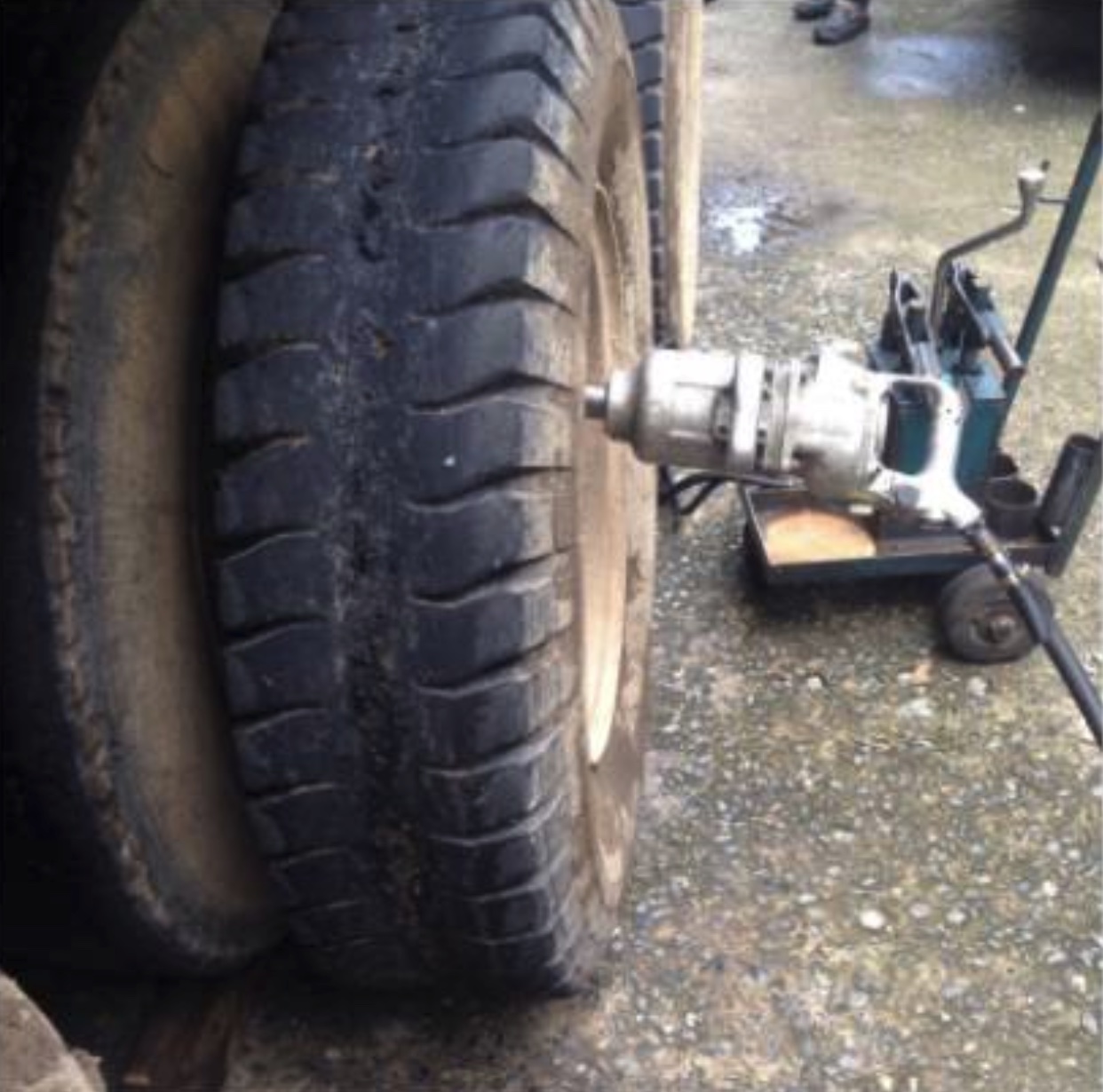 8 - https://อภิเดชการยาง.com | บริการปะยางฉุกเฉิน 24 ชั่วโมง พร้อมจำหน่ายยางใหม่และยางมือสองคุณภาพดี ราคาคุ้มค่า ครอบคลุมพื้นที่สมุทรปราการ ชลบุรี ปทุมธานี อยุธยา การันตีถึงไวใน 30 นาที เพื่อให้คุณมั่นใจทุกการเดินทาง